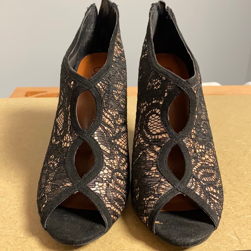 Cato Beautiful blk lace w/cream open toe 4” heels8